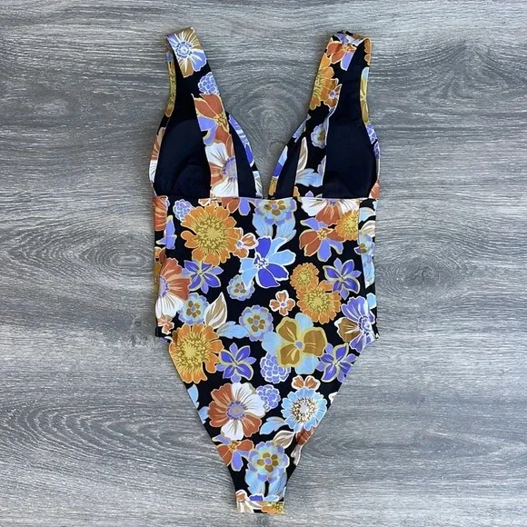 L*Space Seam-Free Katniss One Piece Classic Swimsuit, sugar & spice - Picture 6 of 9